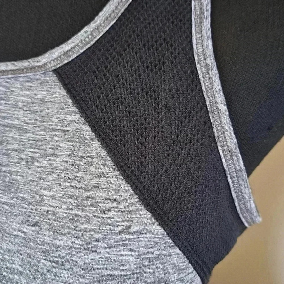 ❤️ Reebok Grey and  Black Workout Top - Picture 4 of 12